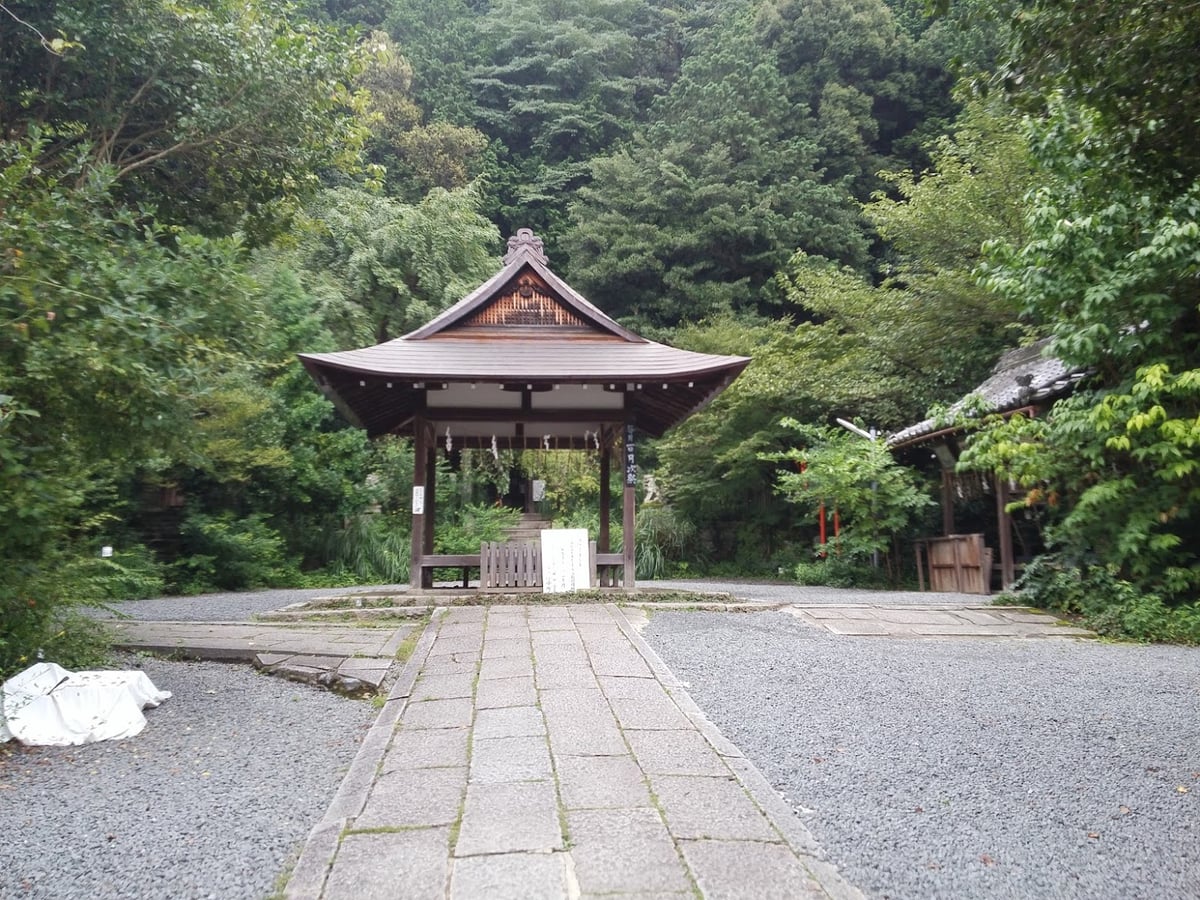Calle, templo, paisaje o escena urbana de Japón.