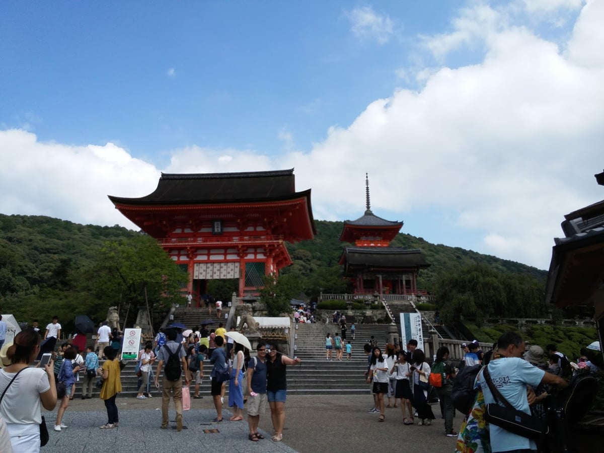 Calle, templo, paisaje o escena urbana de Japón.