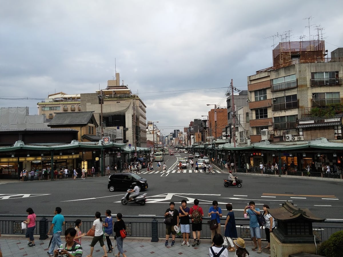 Calle, templo, paisaje o escena urbana de Japón.
