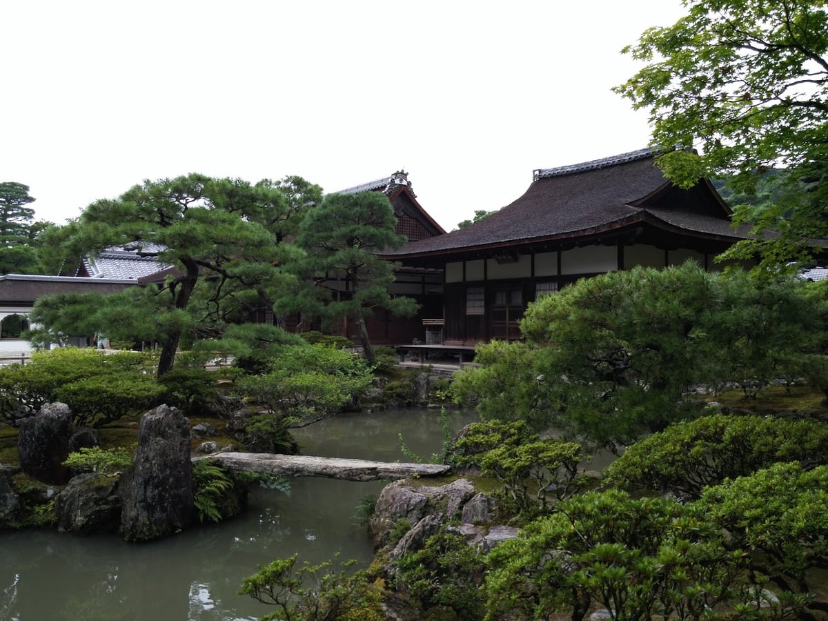 Calle, templo, paisaje o escena urbana de Japón.