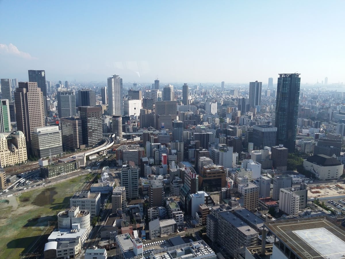 Calle, templo, paisaje o escena urbana de Japón.