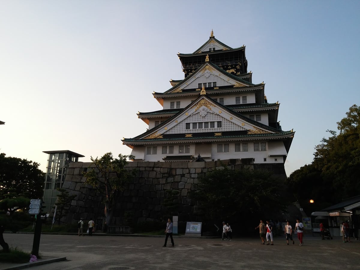 Calle, templo, paisaje o escena urbana de Japón.