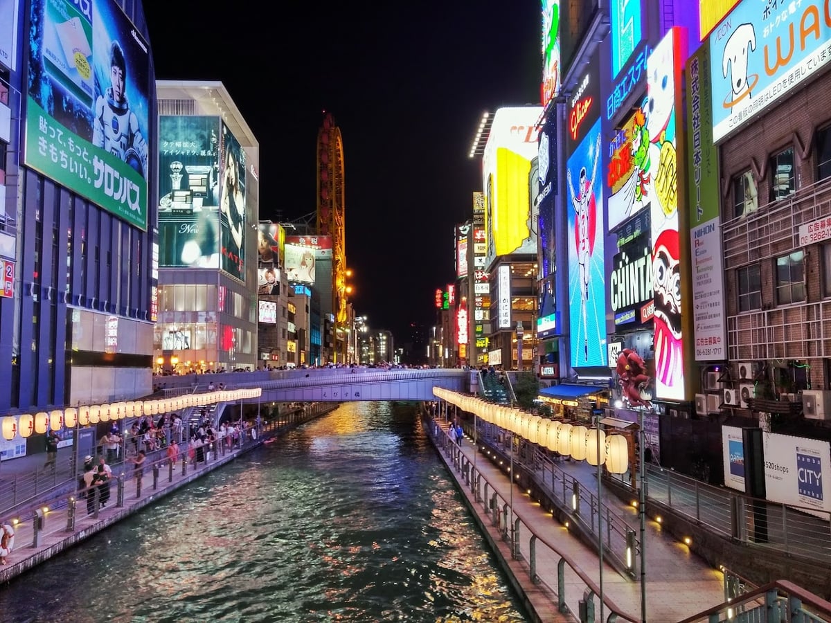 Calle, templo, paisaje o escena urbana de Japón.