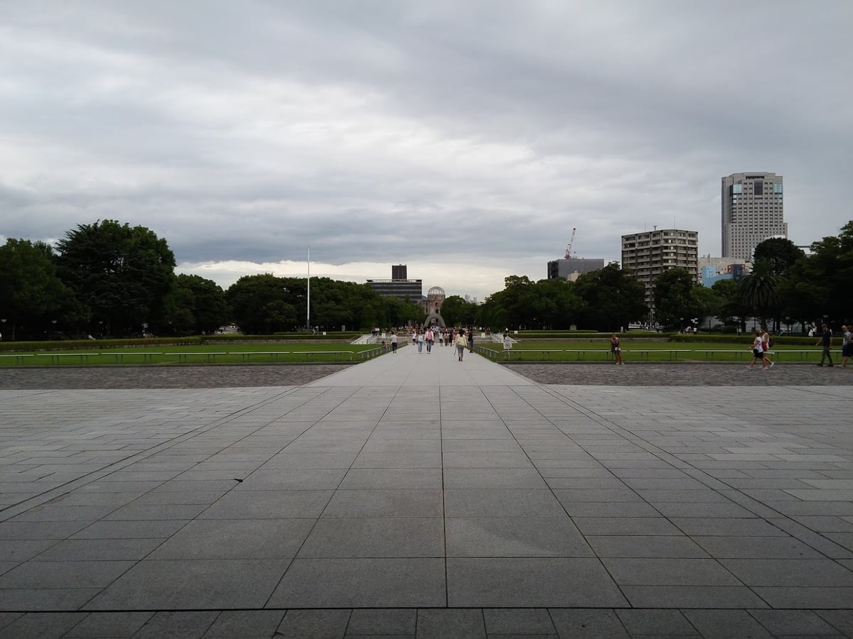Calle, templo, paisaje o escena urbana de Japón.