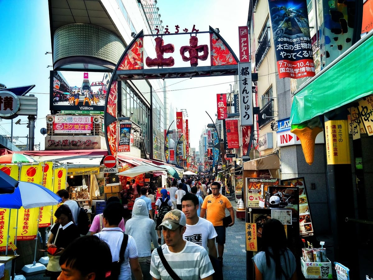 Las calles de Akihabara en Tokio de noche, con las fachadas cubiertas de rótulos luminosos y carteles de anime y videojuegos.