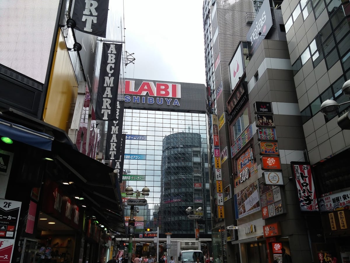 Calle, templo, paisaje o escena urbana de Japón