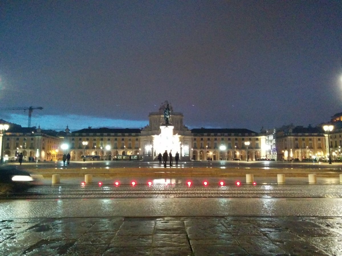 La Plaza del Comercio de Lisboa iluminada de noche.
