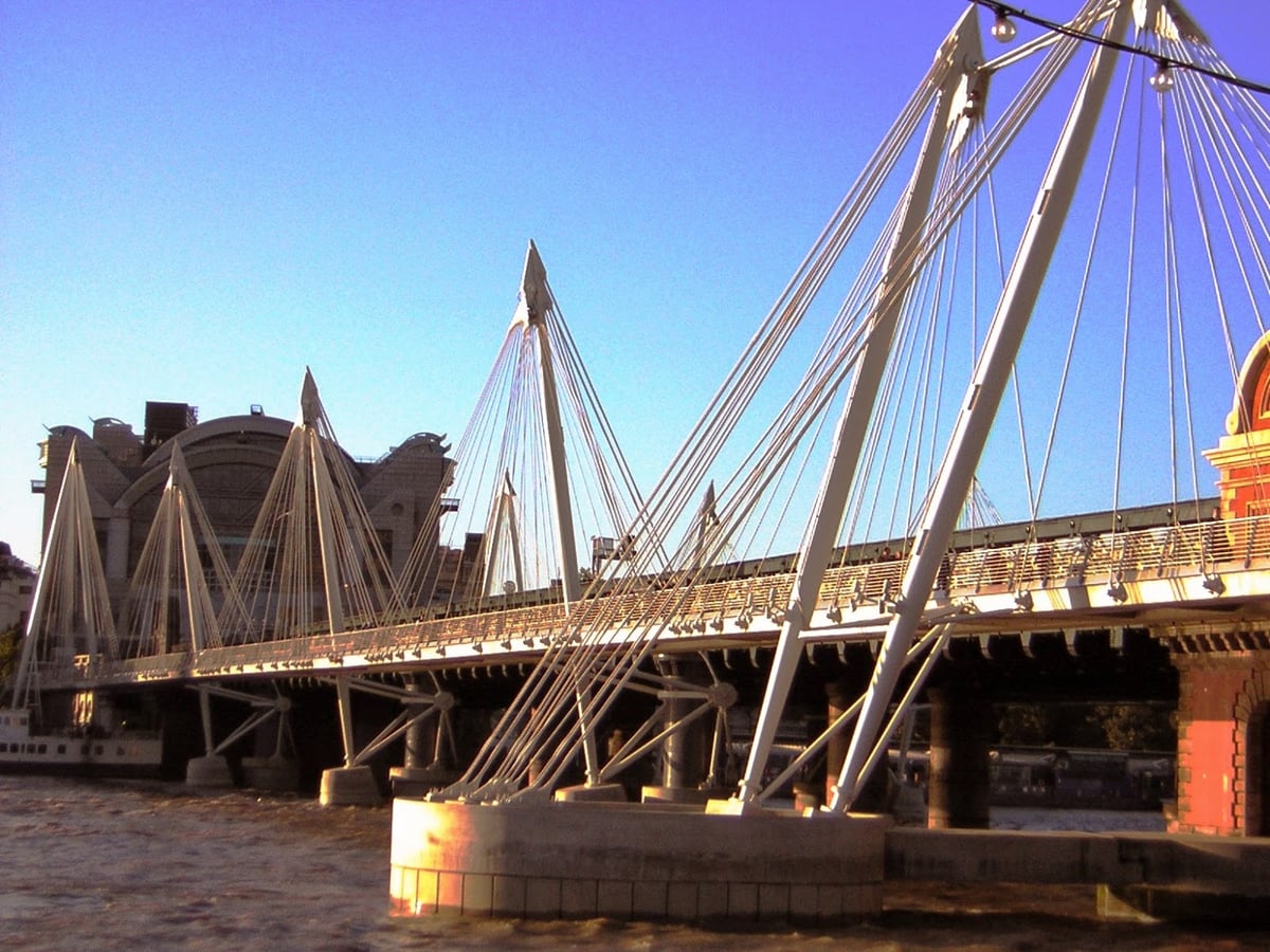El puente peatonal atirantado Golden Jubilee, junto al Hungerford Bridge, cruzando el Támesis.
