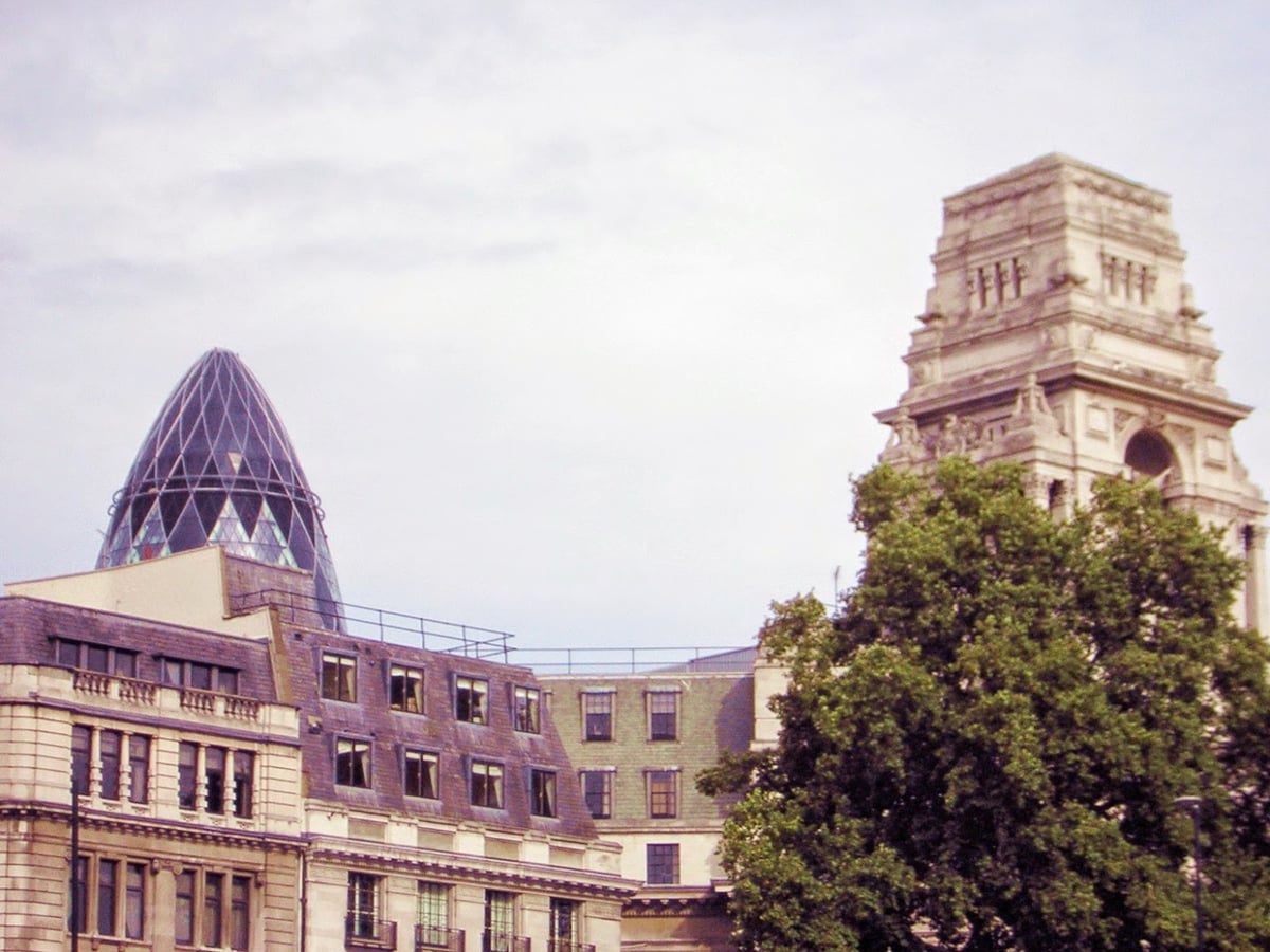 El rascacielos del Gerkin asomando entre otros edificios de la City de Londres.