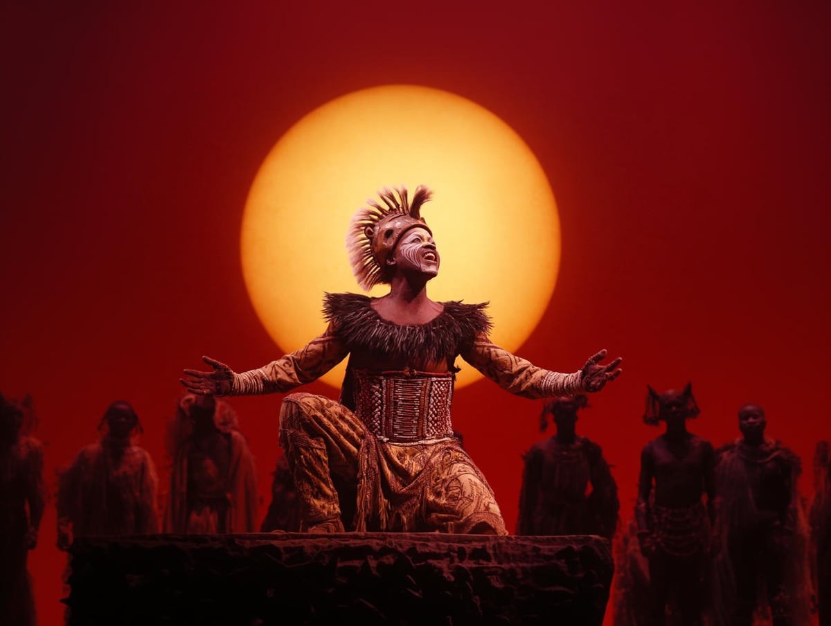 Rafiki cantando 'Circle of Life' sobre el escenario del Lyceum Theatre, en la producción de El Rey León