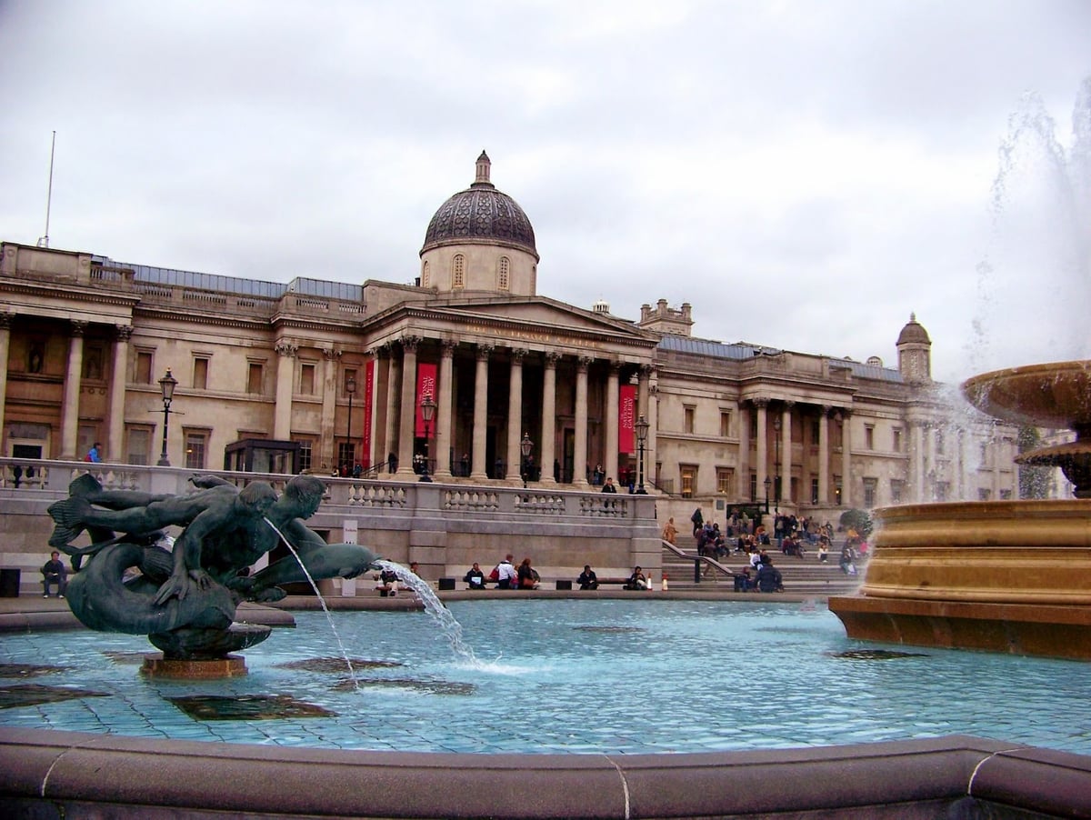 La National Gallery vista desde una de las fuentes de Trafalgar Square.