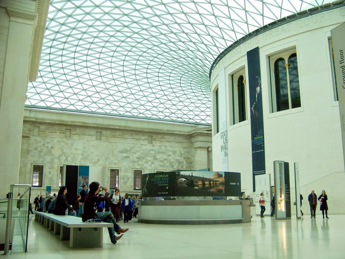 El atrio interior del British Museum, con su techo acristalado.