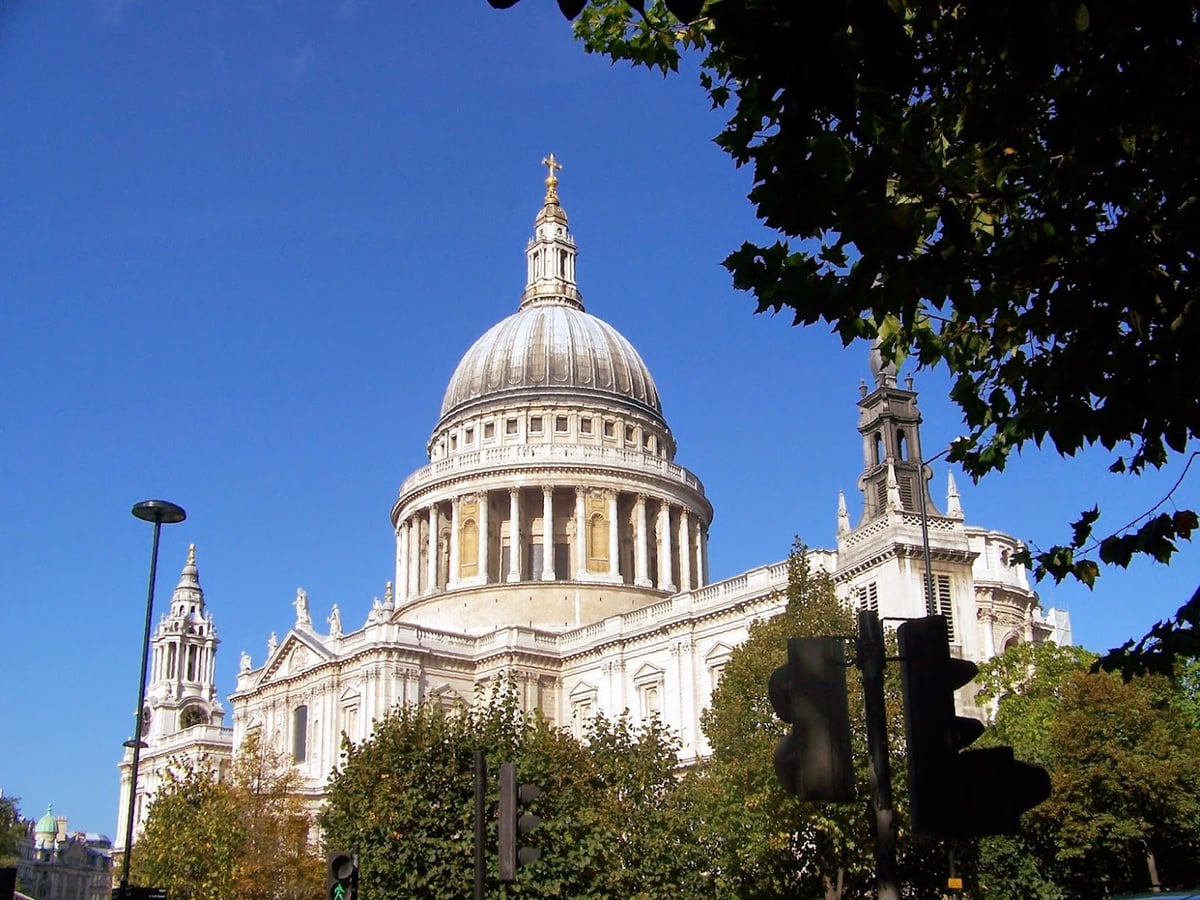 La fachada exterior de la catedral de St Paul's en Londres.