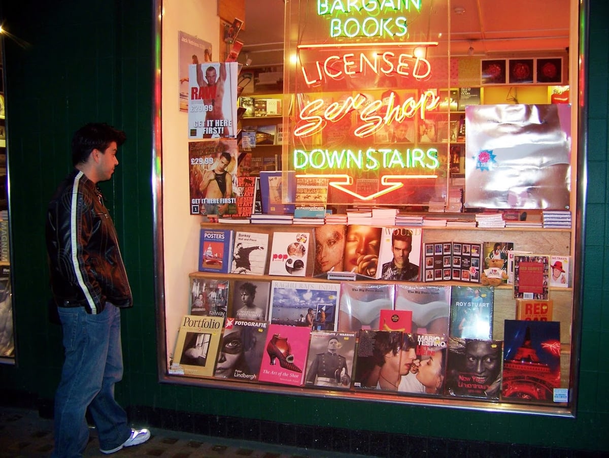 Mirando el escaparate de una tienda de ambiente gay en el Soho londinense.