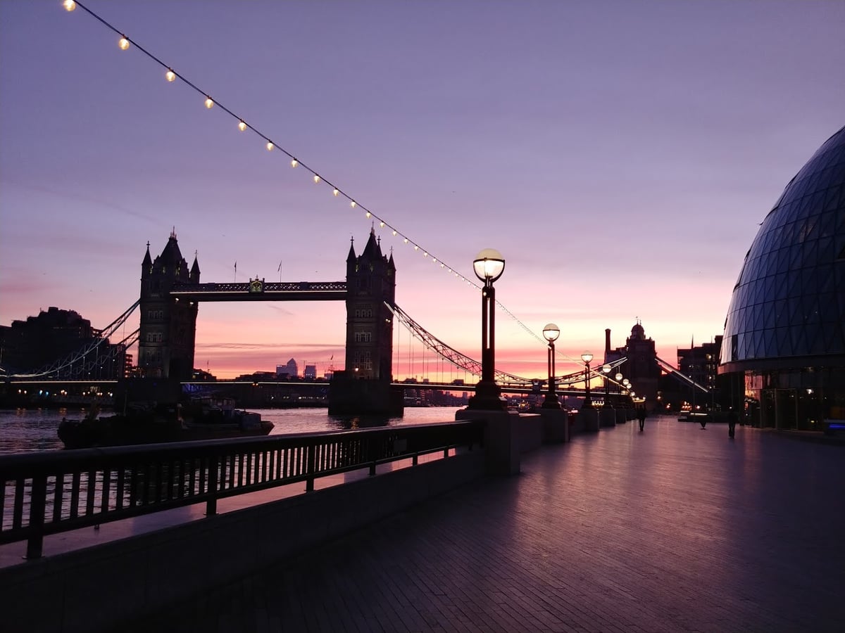 Amanecer sobre el Támesis con la silueta del Tower Bridge recortada contra el cielo, antes de las siete de la mañana