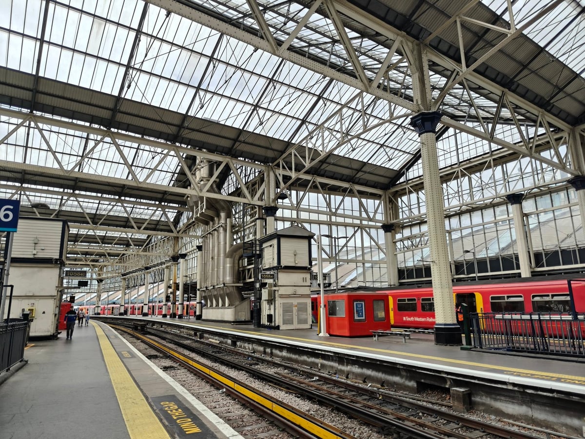 Un tren en la estación de Waterloo, pagado con tarjeta contactless: así funciona hoy el transporte en Londres