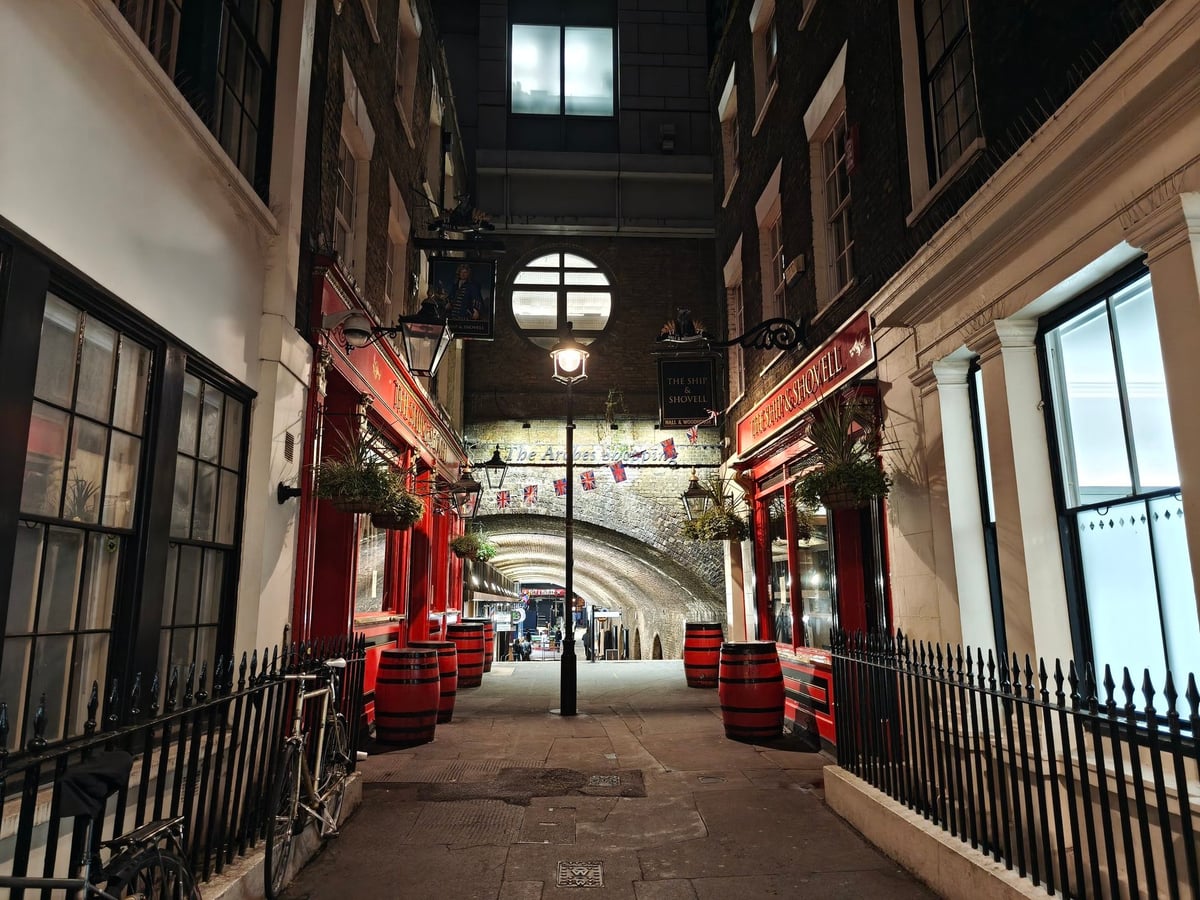 La entrada del teatro de Charing Cross, uno de los escenarios del West End donde cambiar de estrategia de compra ahorra dinero