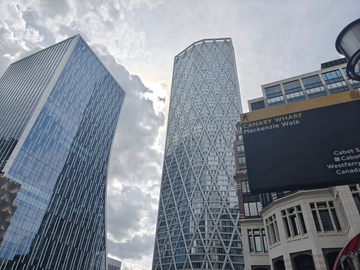 Los rascacielos de Canary Wharf reflejados en las antiguas dársenas del East End