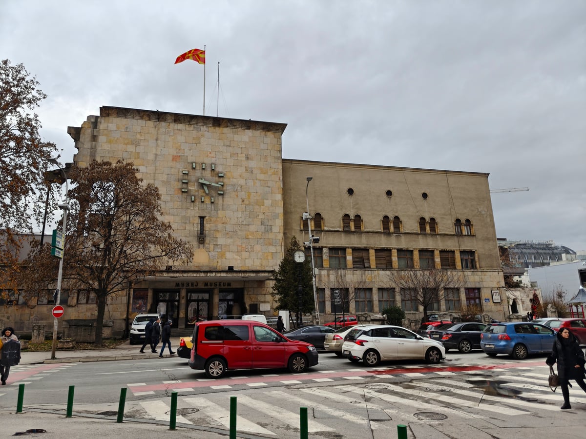 Centro histórico de Skopie con edificios y monumentos