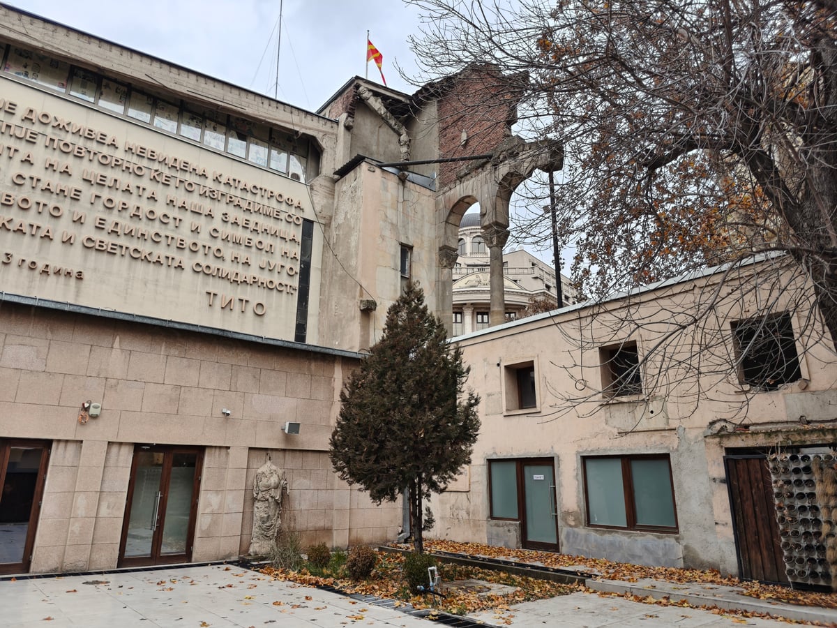 Plaza y edificios monumentales del centro de Skopie