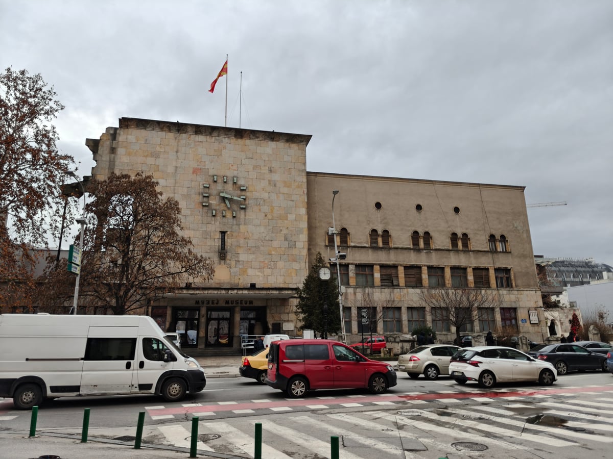 Monumento y edificios del centro de Skopie