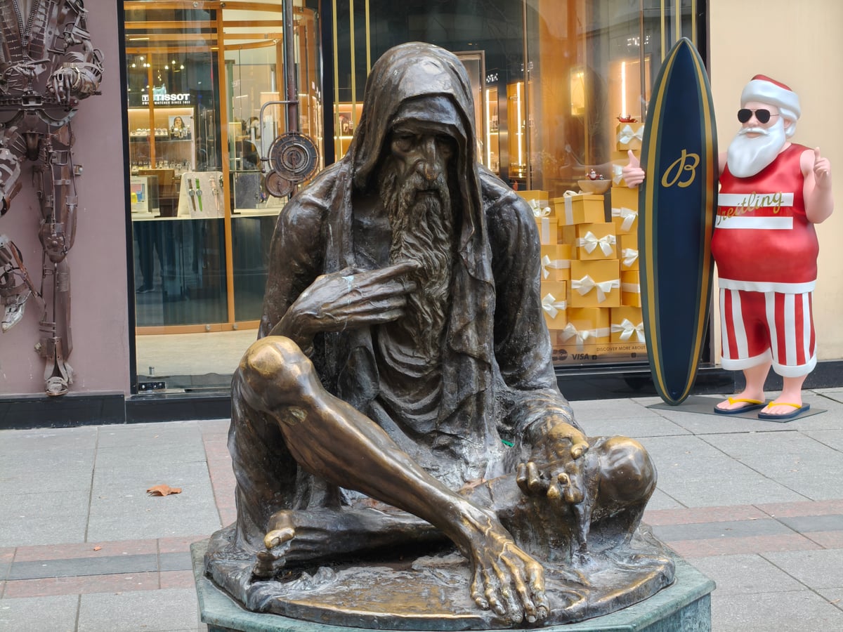 Estatuas y edificios monumentales en el centro de Skopje.