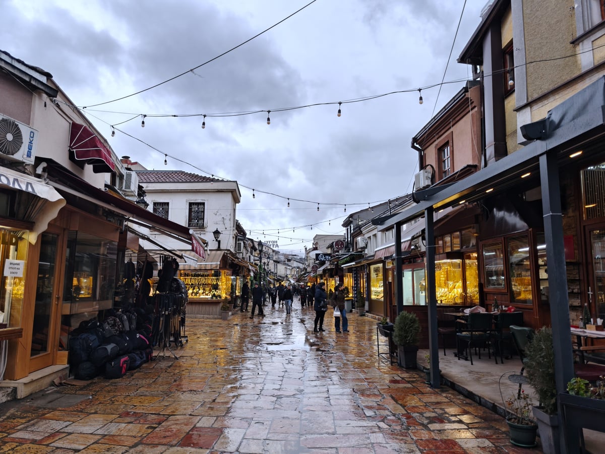 Lago Ohrid con el casco urbano y las montañas al fondo