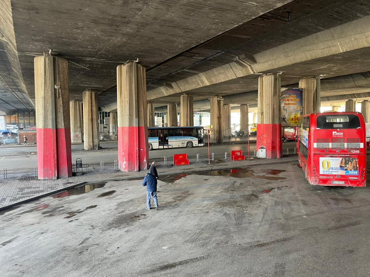 La estación de autobuses urbanos de Skopje.