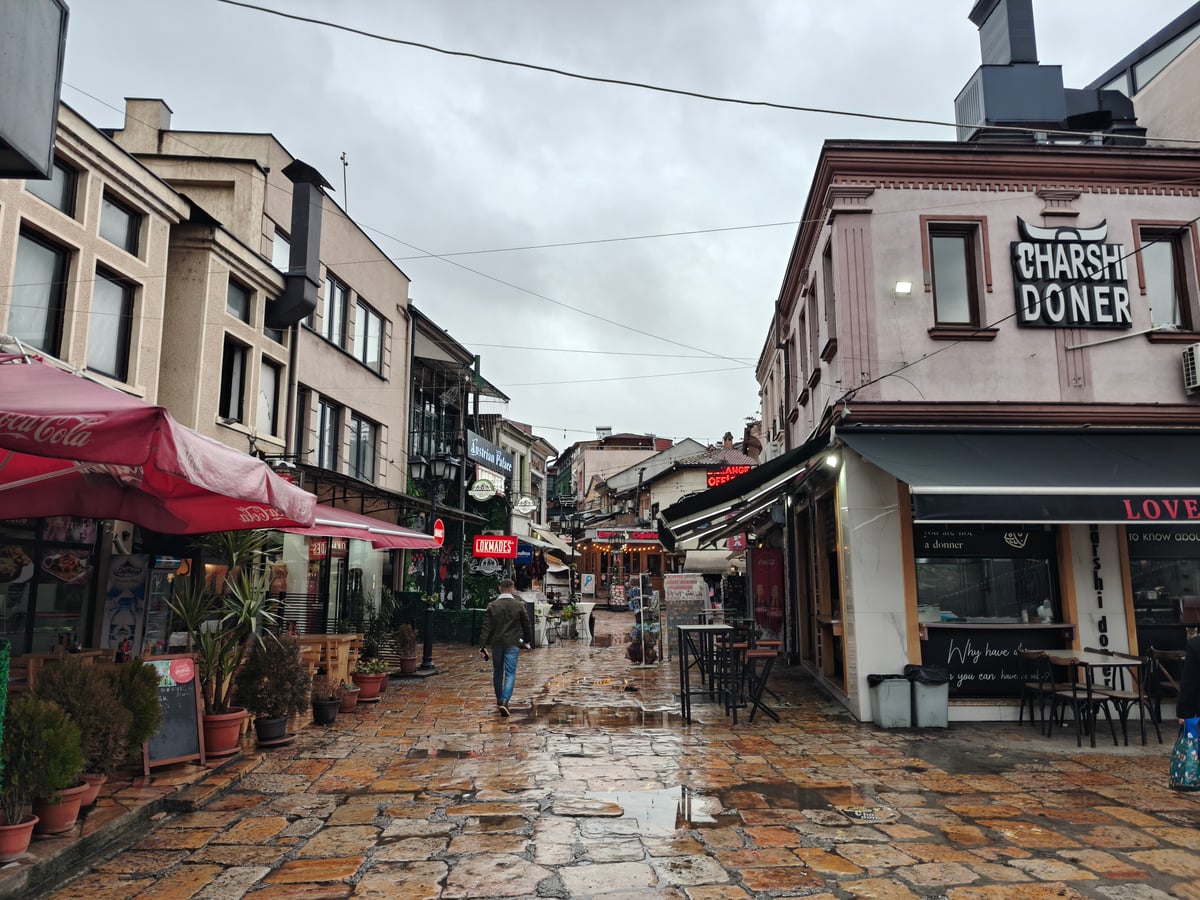 Una calle empedrada del Old Bazar de Skopje.