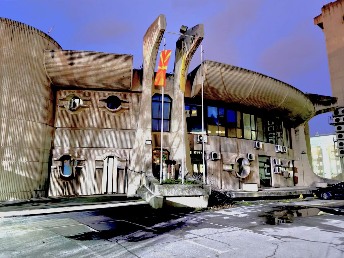 Paisaje montañoso de Macedonia con vegetación y carretera.
