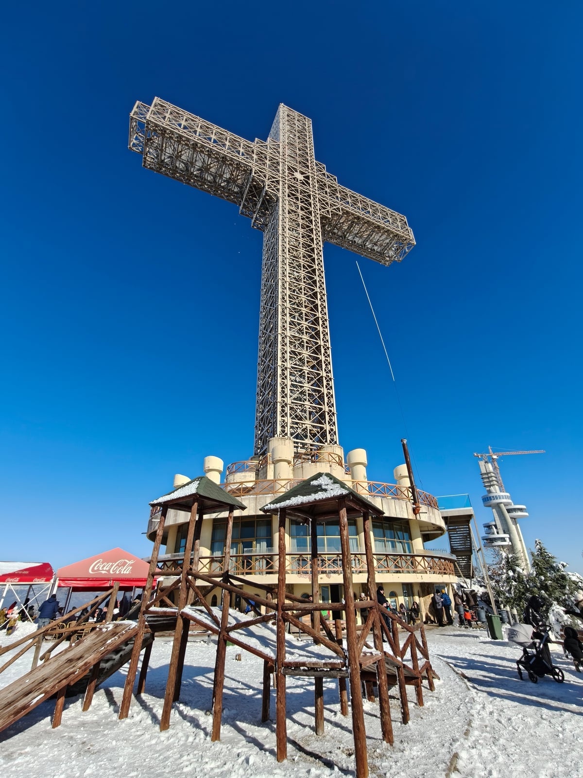La Cruz del Milenio en la cima del monte Vodno, sobre Skopje.