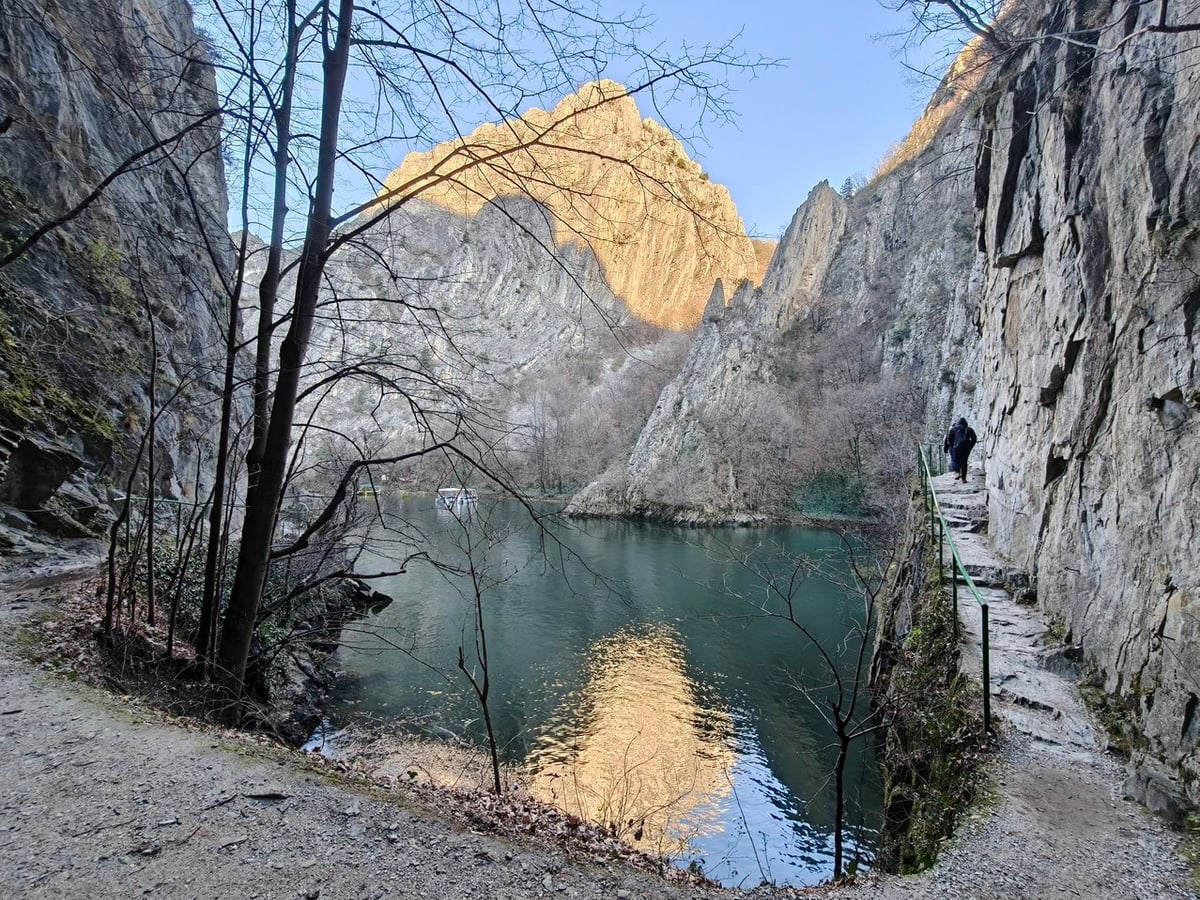 El paseo a pie por el cañón de Matka, junto al agua.