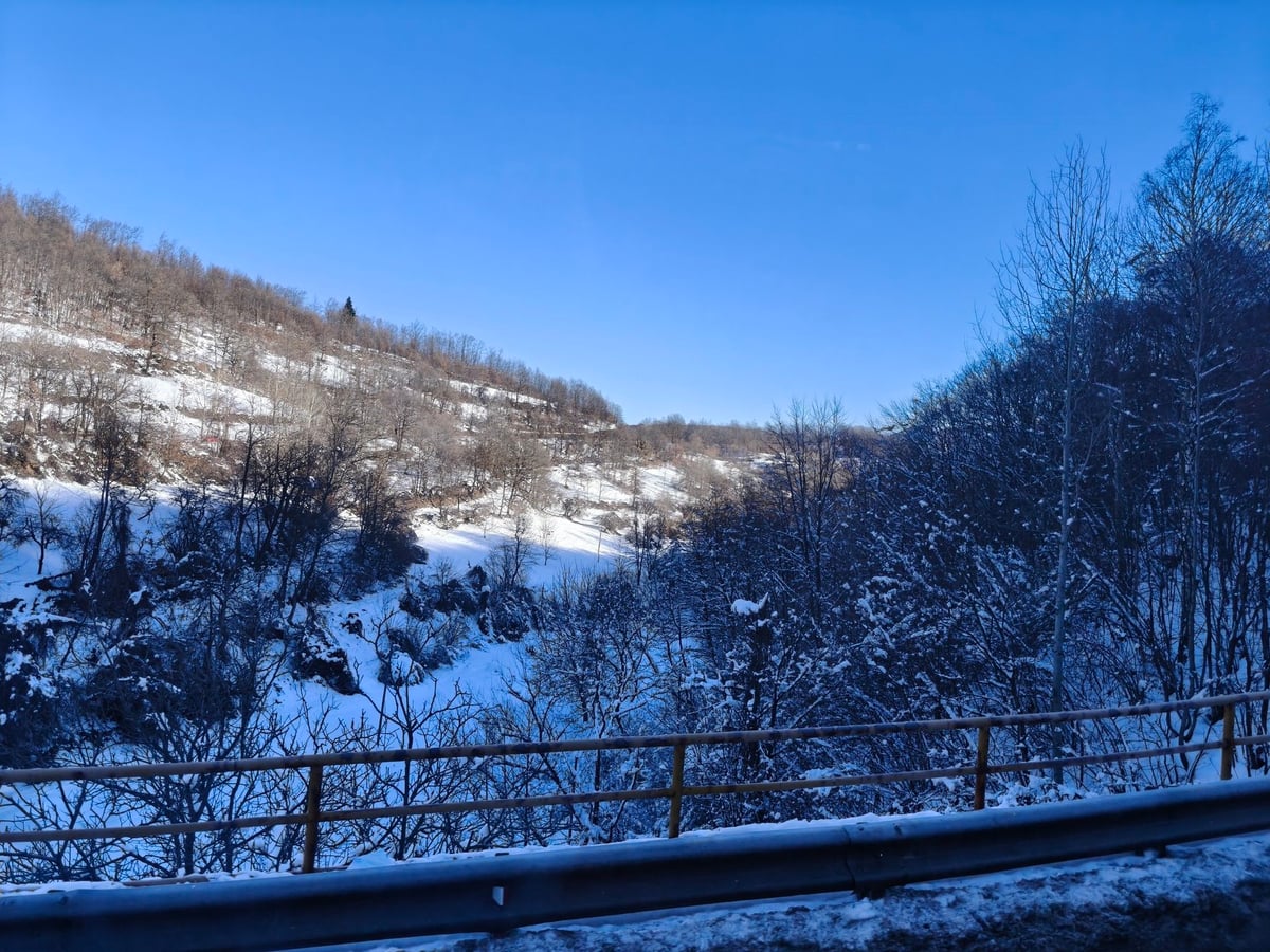 La carretera de montaña entre Skopje y Ohrid, nevada.