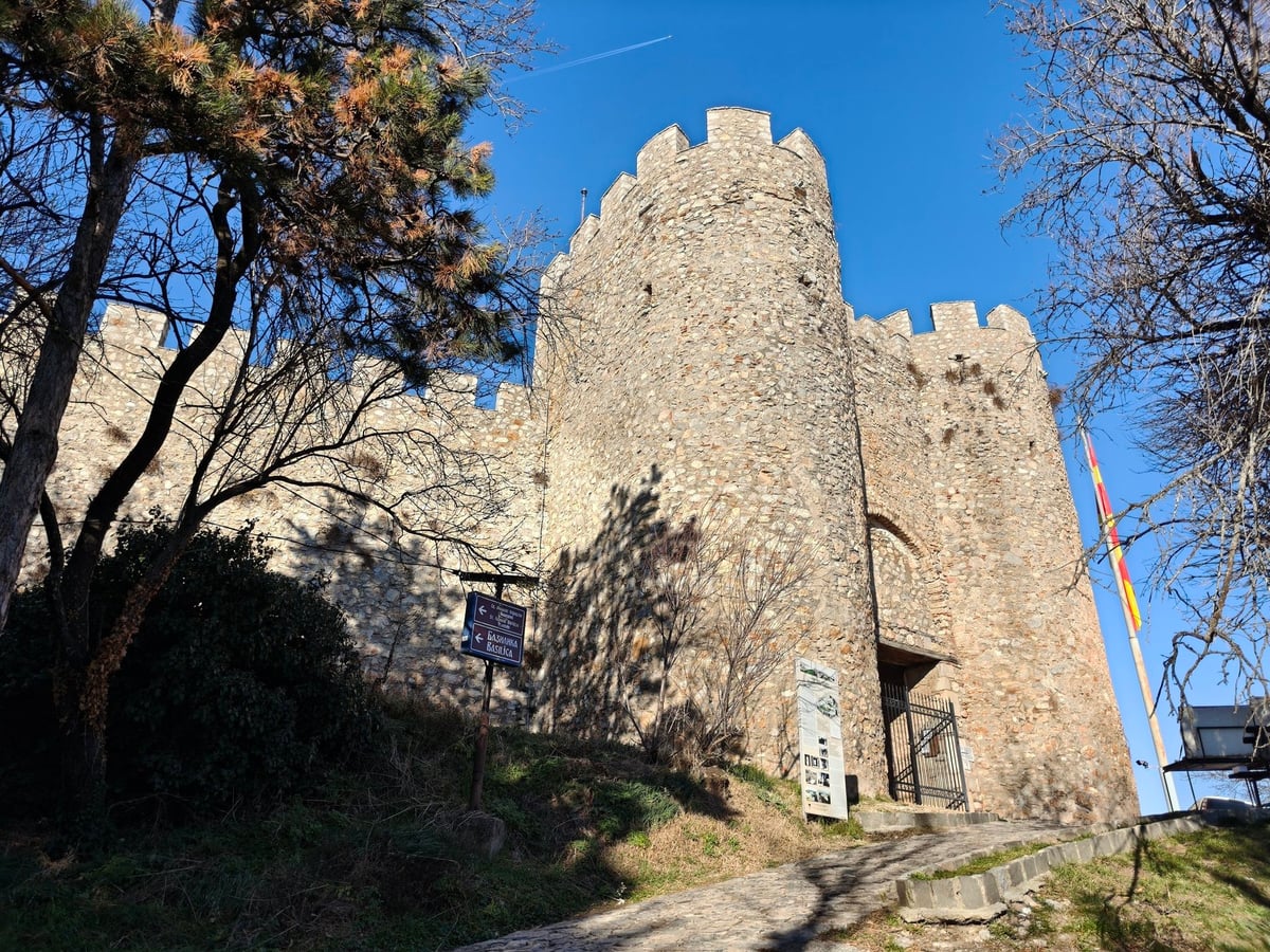 La fortaleza de Samuel en Ohrid, con vistas sobre la ciudad y el lago.