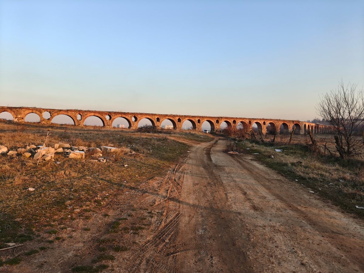 El acueducto de Skopje, con sus arcos de piedra entre la vegetación.