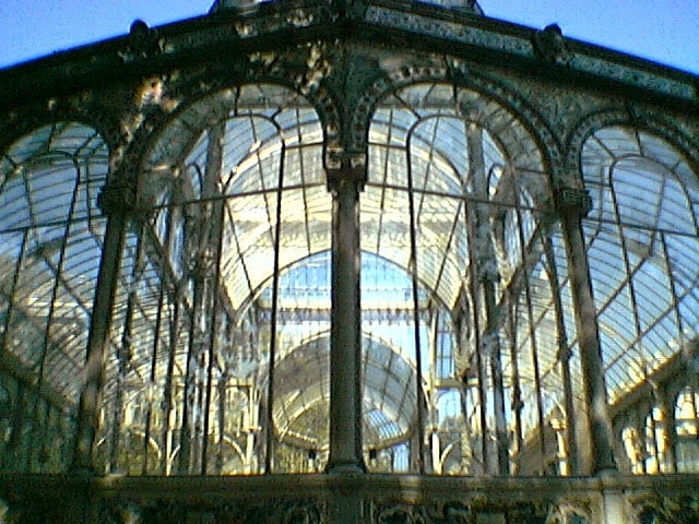 Detalle de la fachada del Palacio de Cristal del Retiro, con el entramado de hierro y los paneles de vidrio.