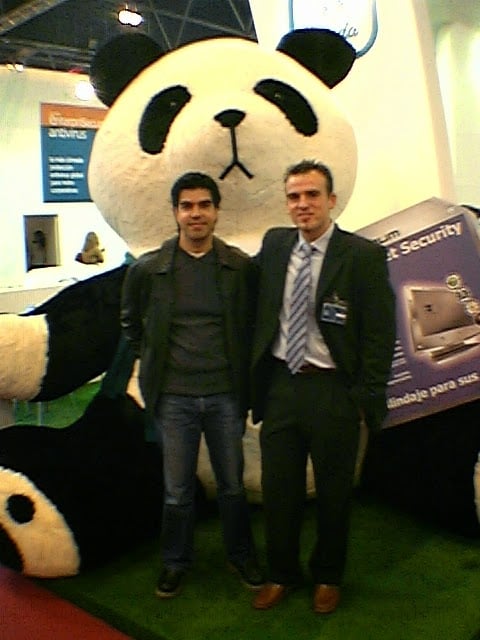 Posando con un compañero de trabajo en el stand de Panda Software durante la feria SIMO 2003.