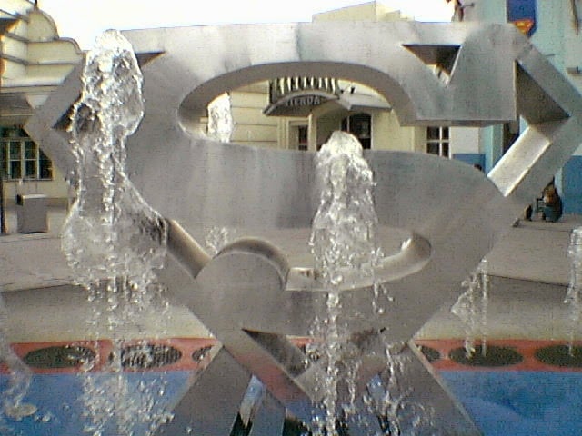La fuente con el escudo de Superman en la zona de superhéroes del Parque Warner.