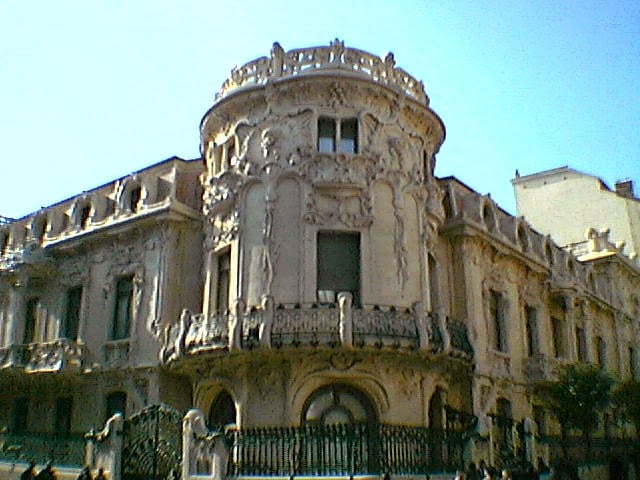 La fachada modernista del edificio Longoria, con sus balcones curvos, relieves vegetales y el templete decorativo en la esquina.