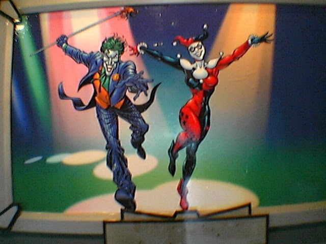 Una pared pintada con el Joker y Harley Quinn en la zona de superhéroes del Parque Warner.