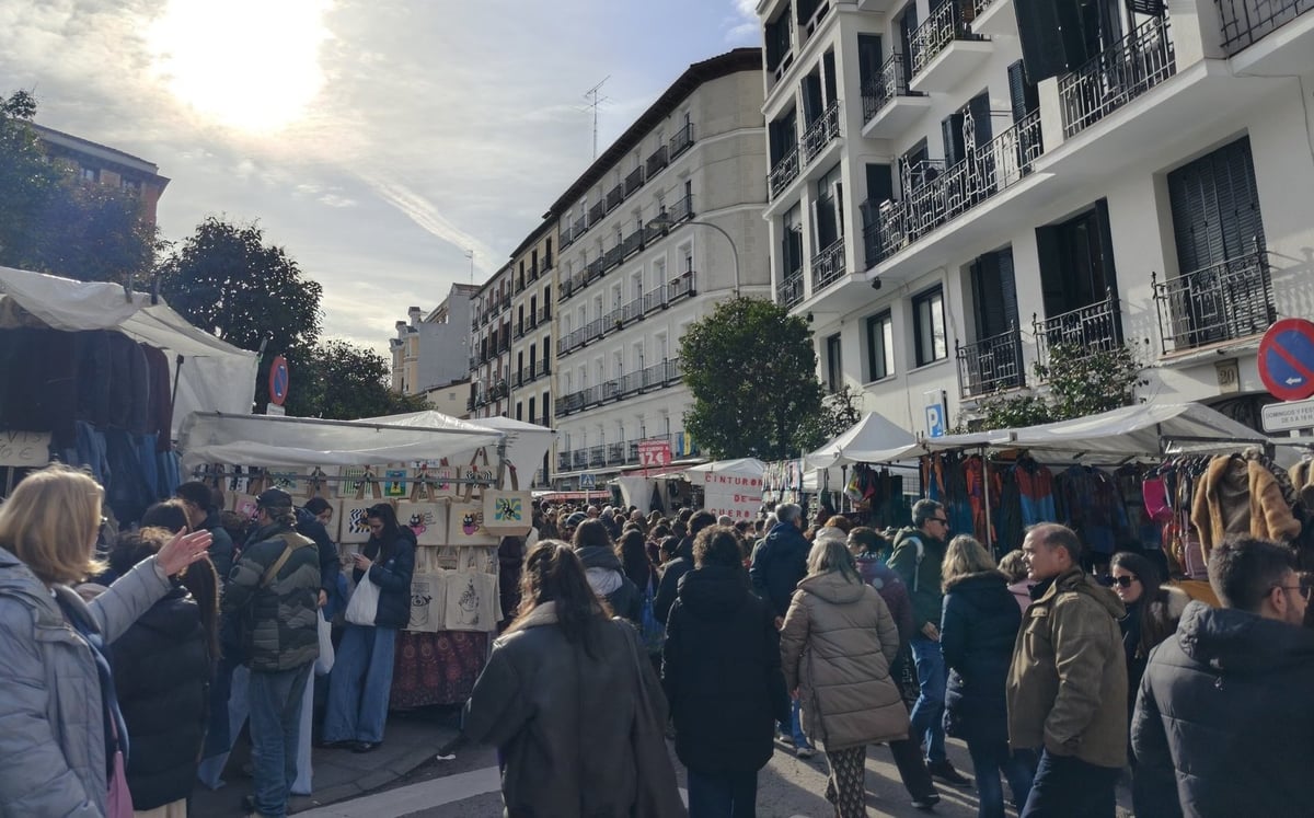 El Rastro de Madrid lleno de gente.