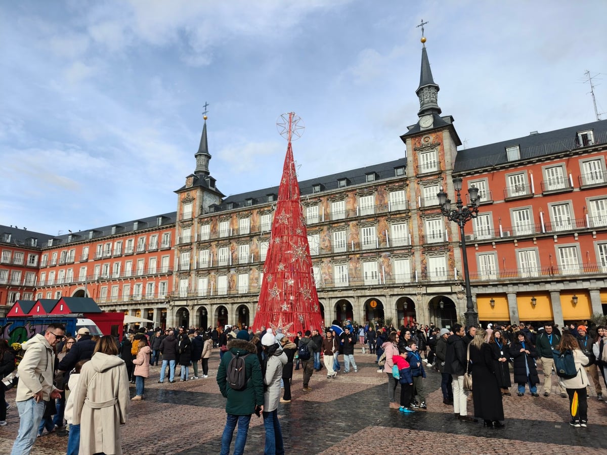 La Plaza Mayor de Madrid con los operarios desmontando el mercado navideño.