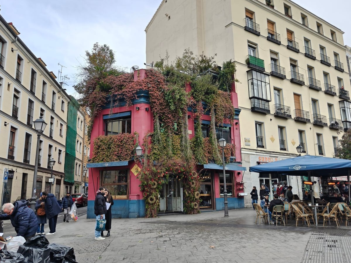 Calles del barrio de La Latina en Madrid, con sus fachadas de ladrillo y terrazas.