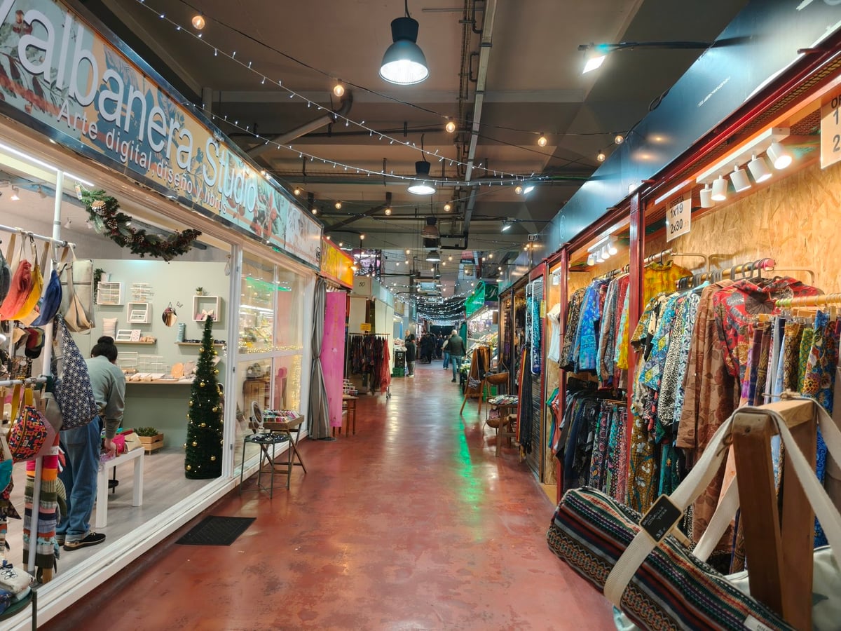 El interior del Mercado de la Cebada de Madrid, con sus cúpulas geodésicas de hormigón y aluminio.