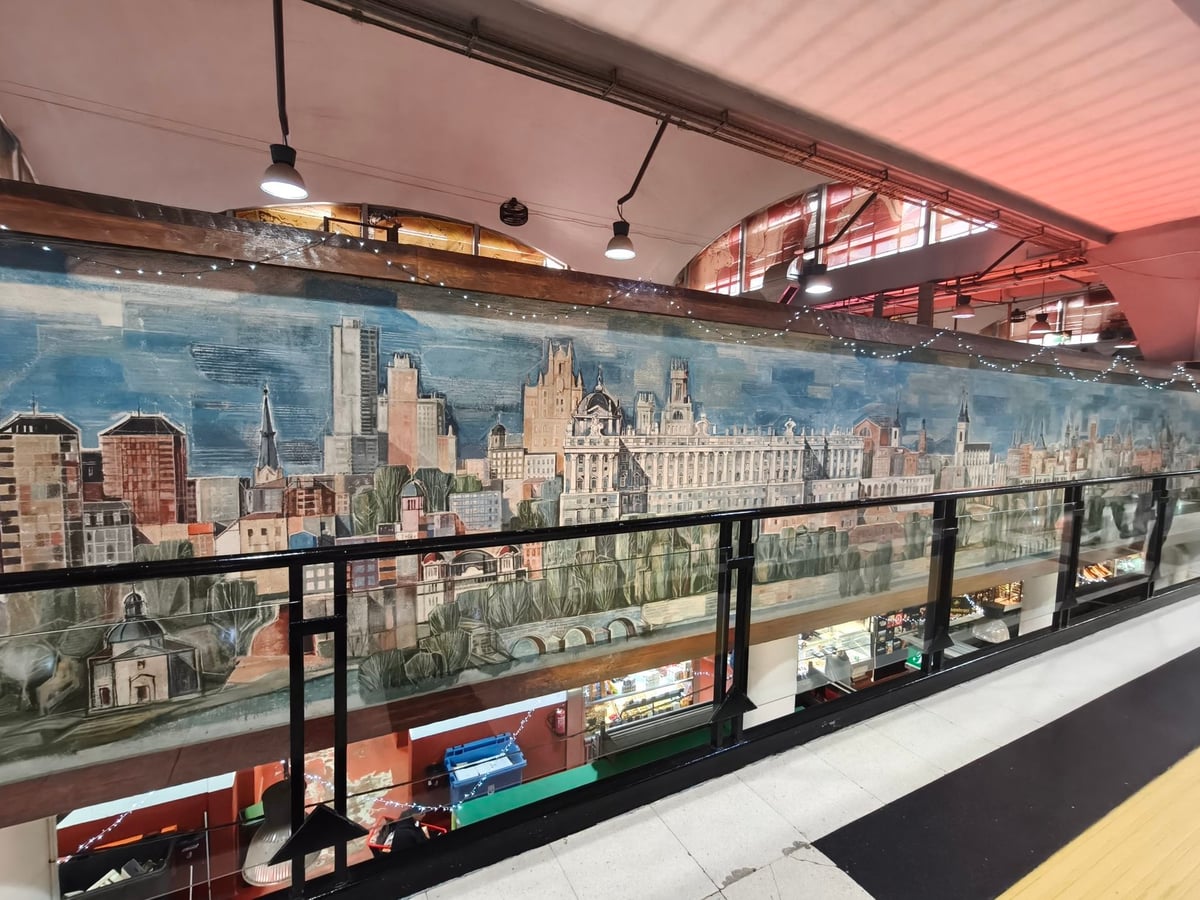 Puestos de gastrobares y cervecerías dentro del Mercado de la Cebada de Madrid.
