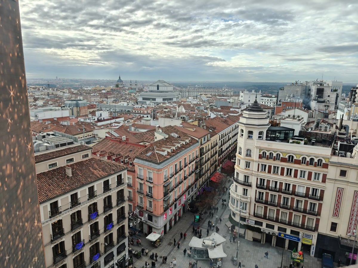 Vista panorámica de Madrid desde la terraza del Corte Inglés de Callao, con la Gran Vía al fondo.