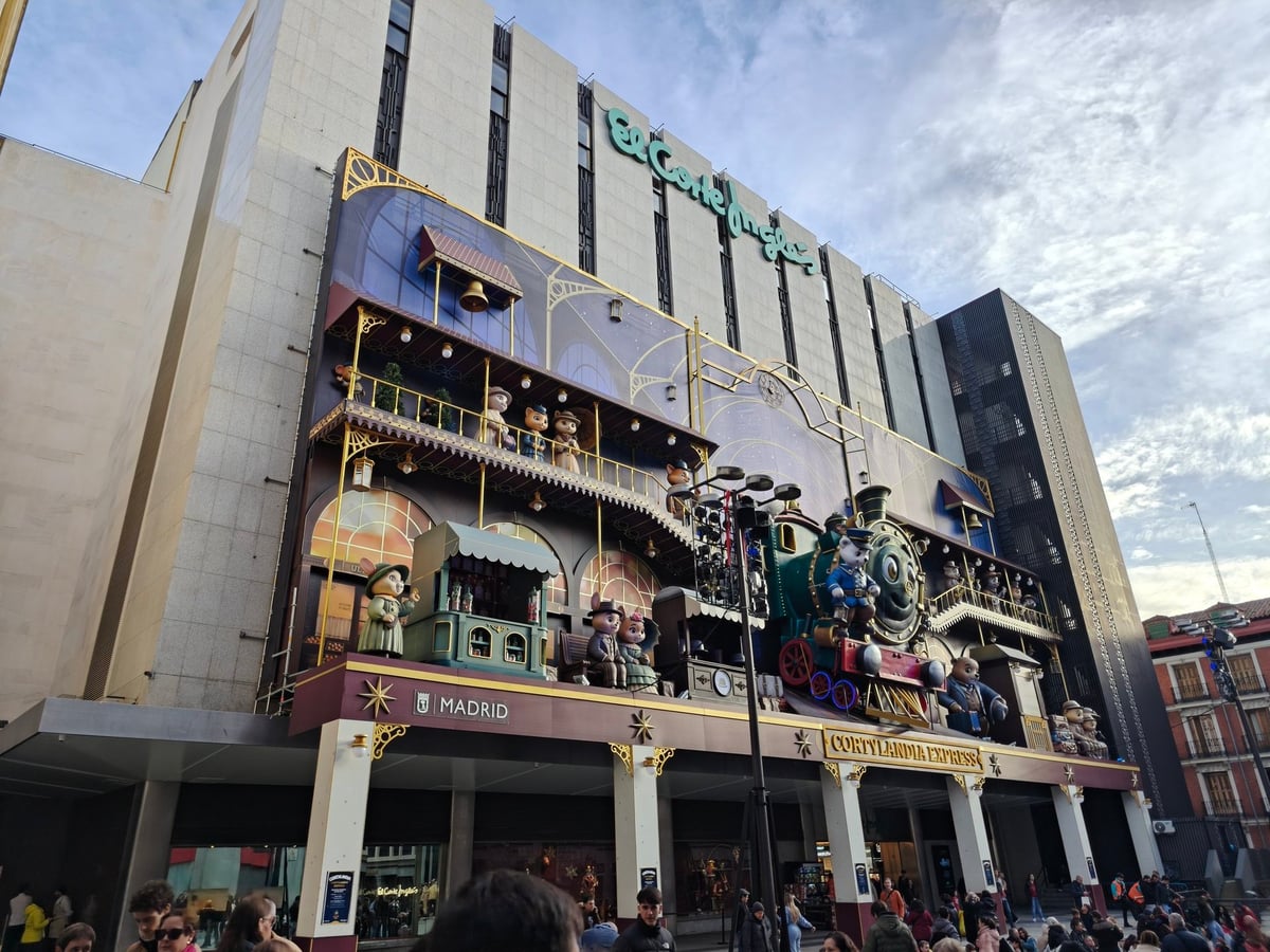 Las figuras animadas de Cortylandia en la fachada de El Corte Inglés de Madrid.