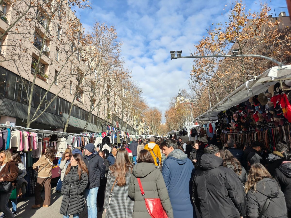 Puestos del Rastro de Madrid con ropa y objetos de segunda mano.