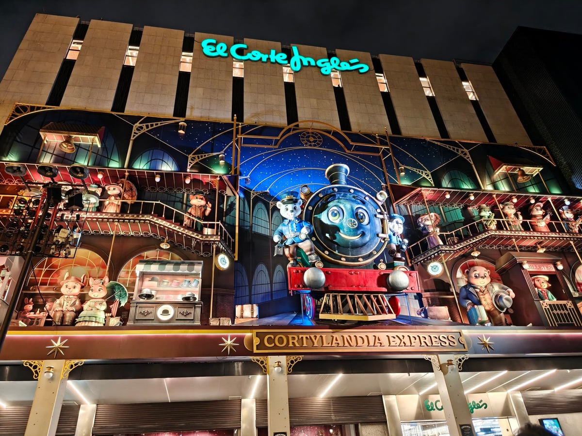 El público congregado frente al escaparate de Cortylandia en Madrid durante la Navidad.