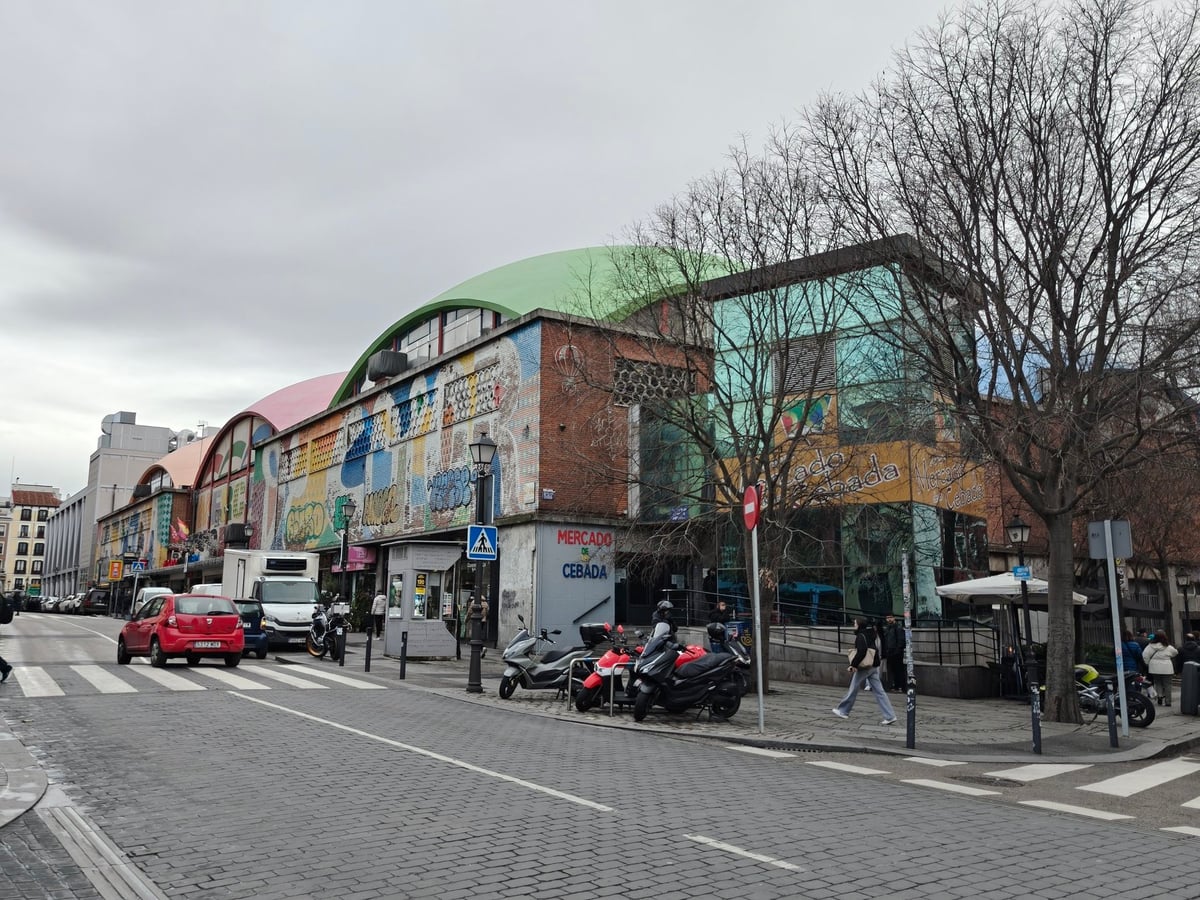 Ambiente de vecinos y visitantes en el Mercado de la Cebada de Madrid.